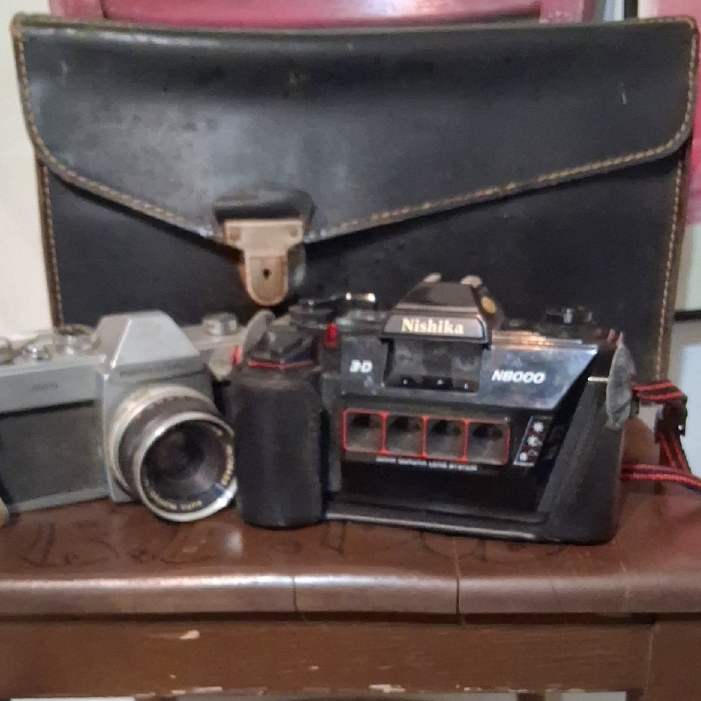 500TL Black and Silver Camera - Picture 3 of 3